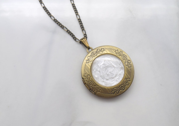 白色相盒項鍊 • 樹脂項鍊 • White Locket Necklace • Resin Jewelry • t5o 第1張的照片