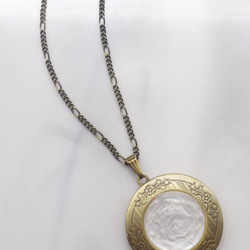 白色相盒項鍊 • 樹脂項鍊 • White Locket Necklace • Resin Jewelry • t5o 第4張的照片