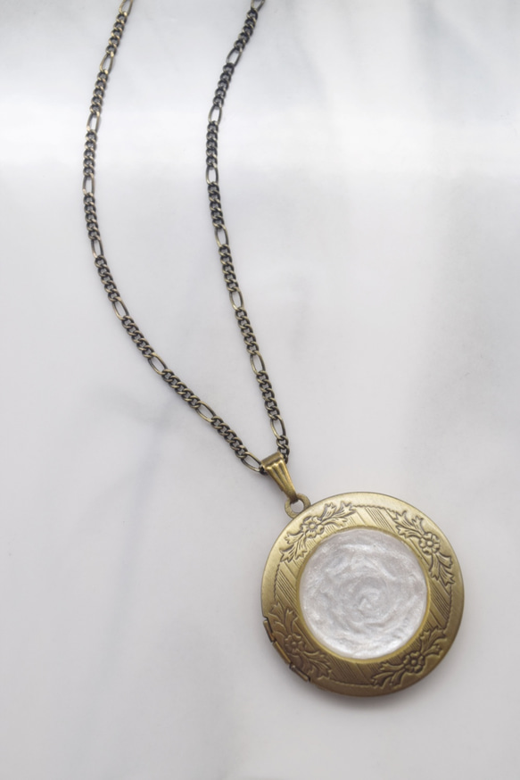 白色相盒項鍊 • 樹脂項鍊 • White Locket Necklace • Resin Jewelry • t5o 第4張的照片