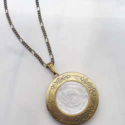 白色相盒項鍊 • 樹脂項鍊 • White Locket Necklace • Resin Jewelry • t5o 第5張的照片