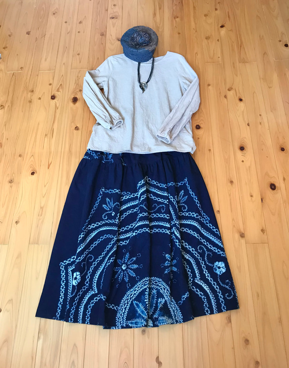 藍染絞り　花いっぱいテーブルクロスのリメイクティアードロングスカート　フリーサイズ 2枚目の画像
