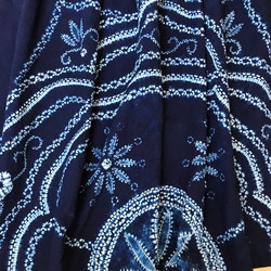 藍染絞り　花いっぱいテーブルクロスのリメイクティアードロングスカート　フリーサイズ 3枚目の画像