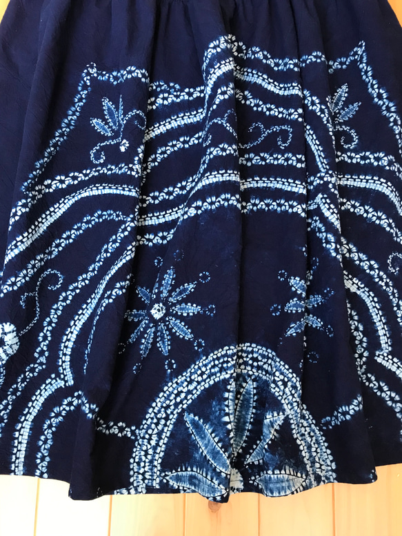 藍染絞り　花いっぱいテーブルクロスのリメイクティアードロングスカート　フリーサイズ 3枚目の画像