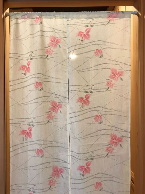 涼しげな暖簾  ショートタイプ  着物リメイク紅花 2枚目の画像