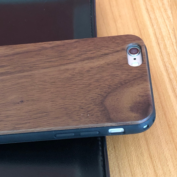 木製スマホケース　ウッドケース　iPhoneケース ウォールナット 2枚目の画像