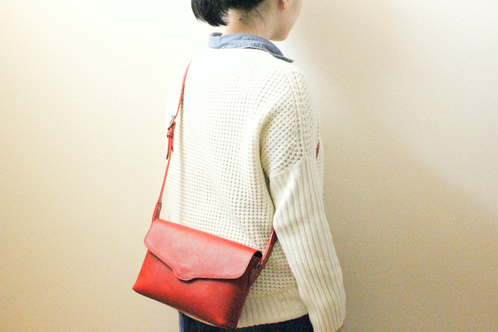 203 シンプルなレザーのかぶせ付きミニショルダーバッグ(RED×WIN