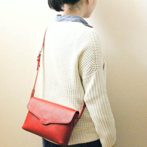 レッドレザーショルダーバッグ 203 シンプルなレザーのかぶせ付きミニショルダーバッグ(RED×WIN