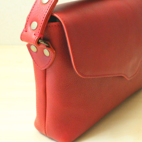 203 シンプルなレザーのかぶせ付きミニショルダーバッグ(RED×WIN