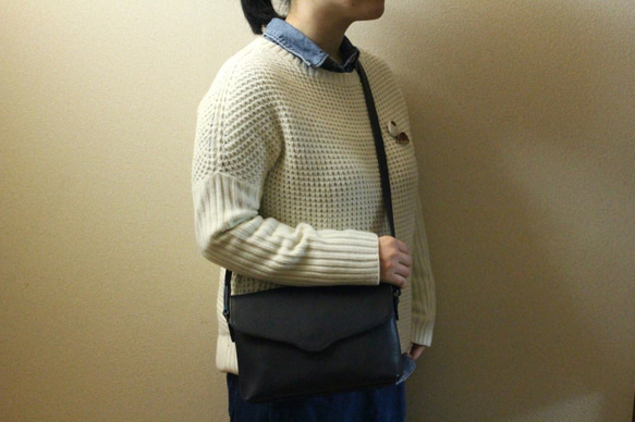 【★40%オフ 3/31まで!】#203 シンプルなレザーのかぶせ付きミニショルダーバッグ(NVY×HGR×TQS) 5枚目の画像