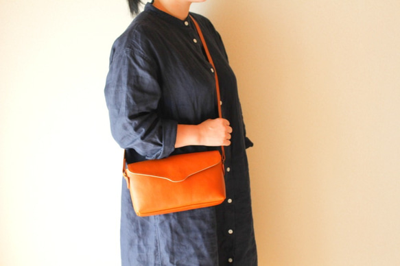 カルチェ　メッセンジャーバック キャメル 205 シンプルなレザーのかぶせ付きミニショルダーバッグ2