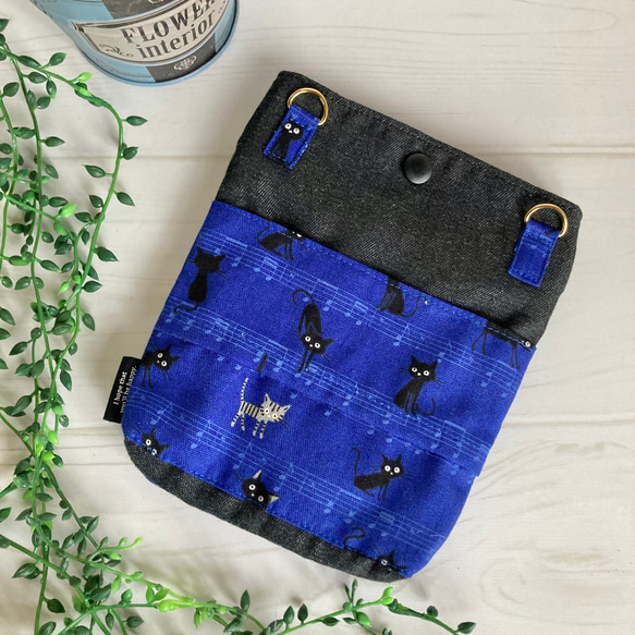 フタなしファスナーポケット付き大きめ移動ポケット(ココランド楽譜×黒猫柄 ブルー） 2枚目の画像