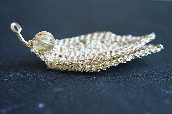 葉っぱのブローチ～ゴールドルチル