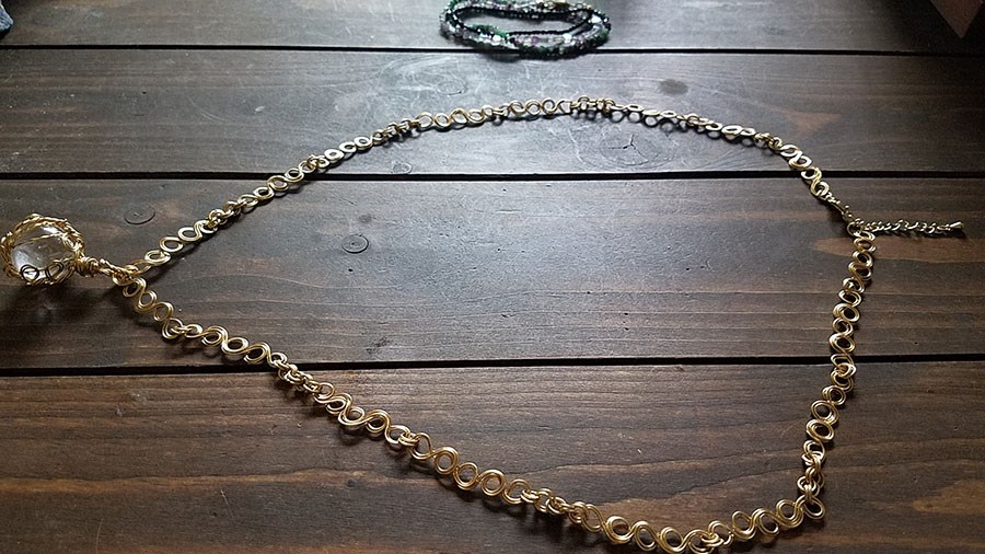 ぐるぐるワイヤーモチーフのチェーンB