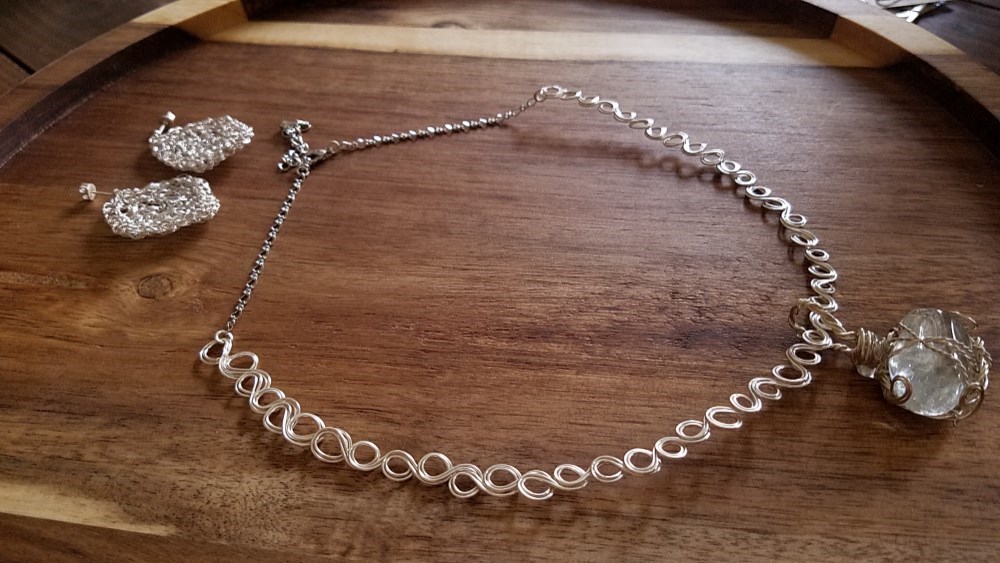 ぐるぐるワイヤーモチーフのチェーンC