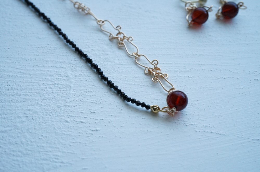 レッドアンバーのワイヤーアートネックレス