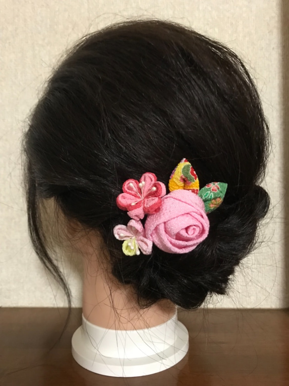 つまみ細工 薔薇のコサージュ風髪飾り ピンク 3枚目の画像