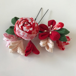 つまみ細工の髪飾り       赤薔薇と小花コサージュ風 1枚目の画像