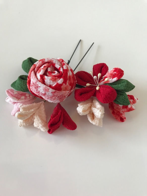つまみ細工の髪飾り       赤薔薇と小花コサージュ風 1枚目の画像