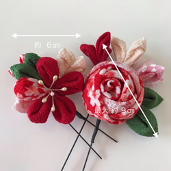 つまみ細工の髪飾り       赤薔薇と小花コサージュ風 2枚目の画像