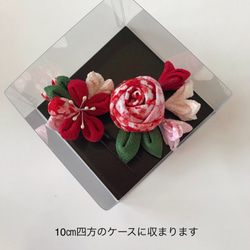 つまみ細工の髪飾り       赤薔薇と小花コサージュ風 3枚目の画像