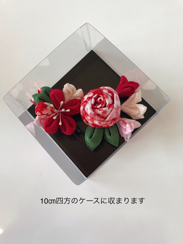 つまみ細工の髪飾り       赤薔薇と小花コサージュ風 3枚目の画像