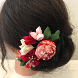 つまみ細工の髪飾り       赤薔薇と小花コサージュ風 4枚目の画像