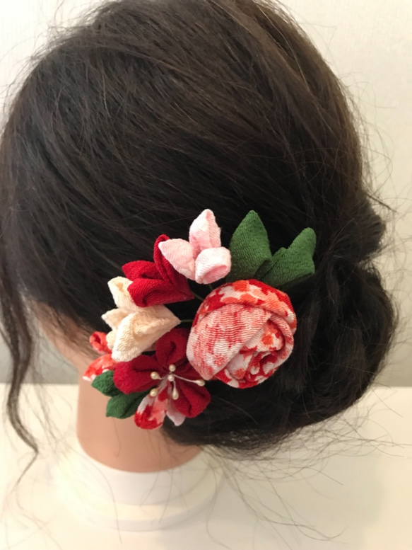 つまみ細工の髪飾り       赤薔薇と小花コサージュ風 4枚目の画像