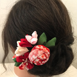 つまみ細工の髪飾り       赤薔薇と小花コサージュ風 5枚目の画像