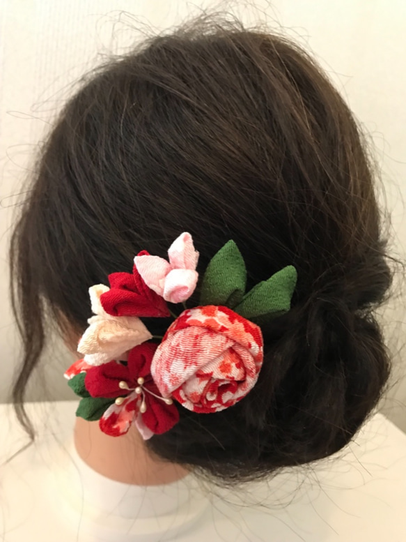 つまみ細工の髪飾り       赤薔薇と小花コサージュ風 5枚目の画像