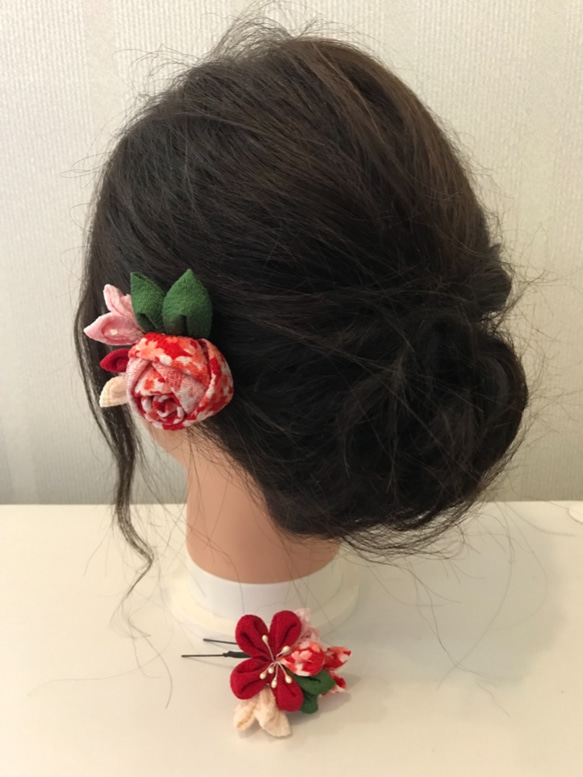 つまみ細工の髪飾り       赤薔薇と小花コサージュ風 6枚目の画像