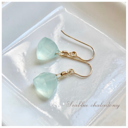 14kgf /宝石質シーブルーカルセドニーのトライアングルピアス