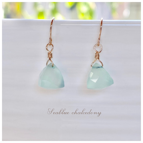 14kgf /宝石質シーブルーカルセドニーのトライアングルピアス