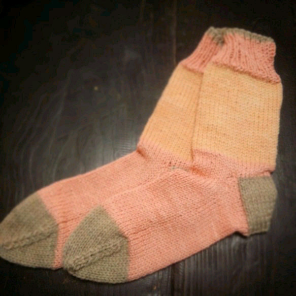 ◆草木染め手編み靴下A◆つま先とはき口がグレータイプ 1枚目の画像