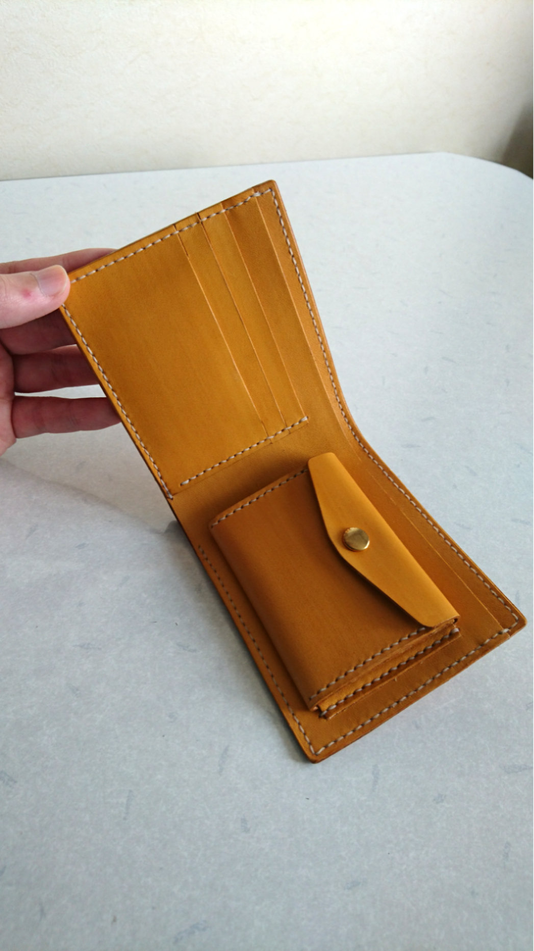 牛革手染めの二つ折り財布