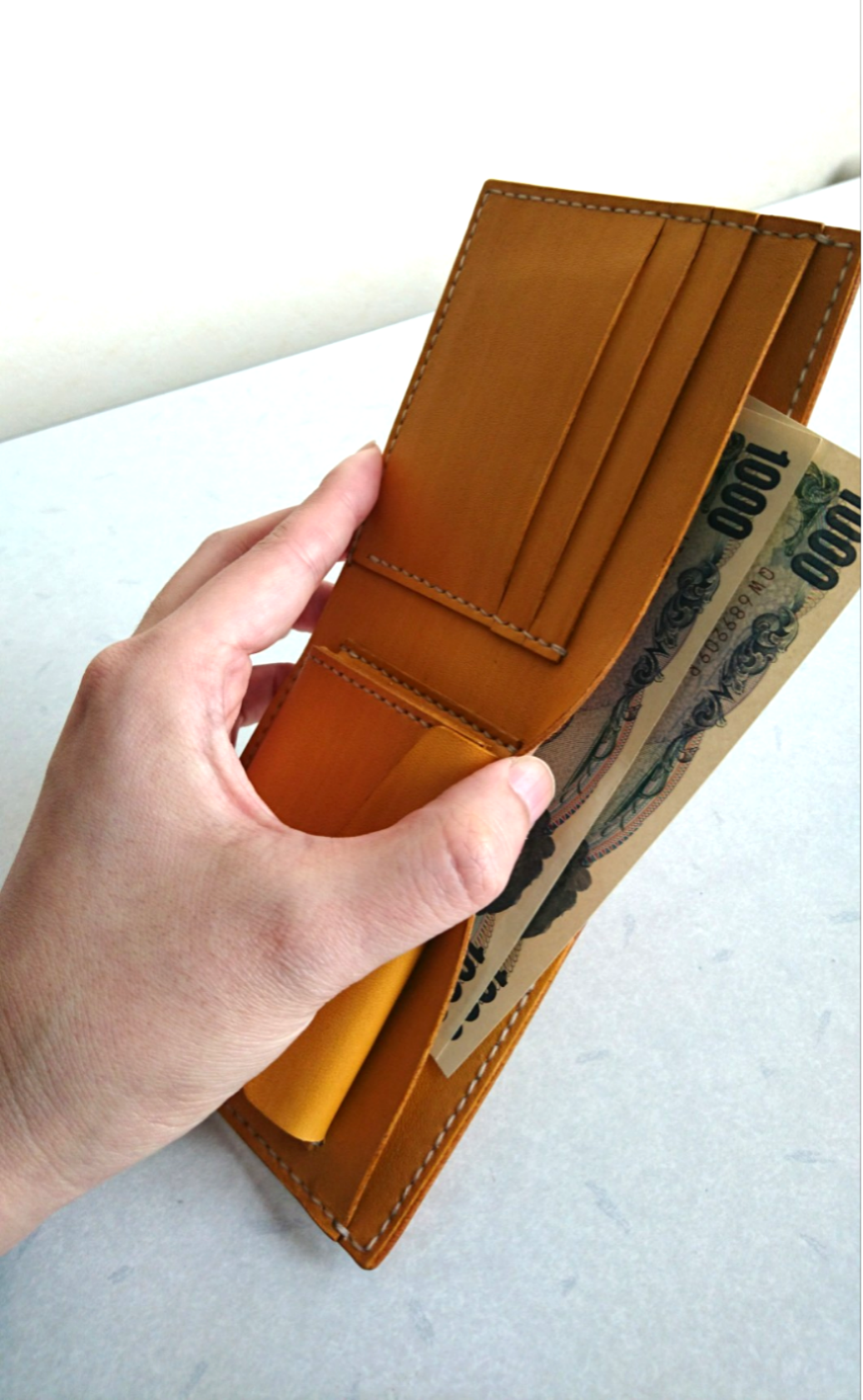 牛革手染めの二つ折り財布