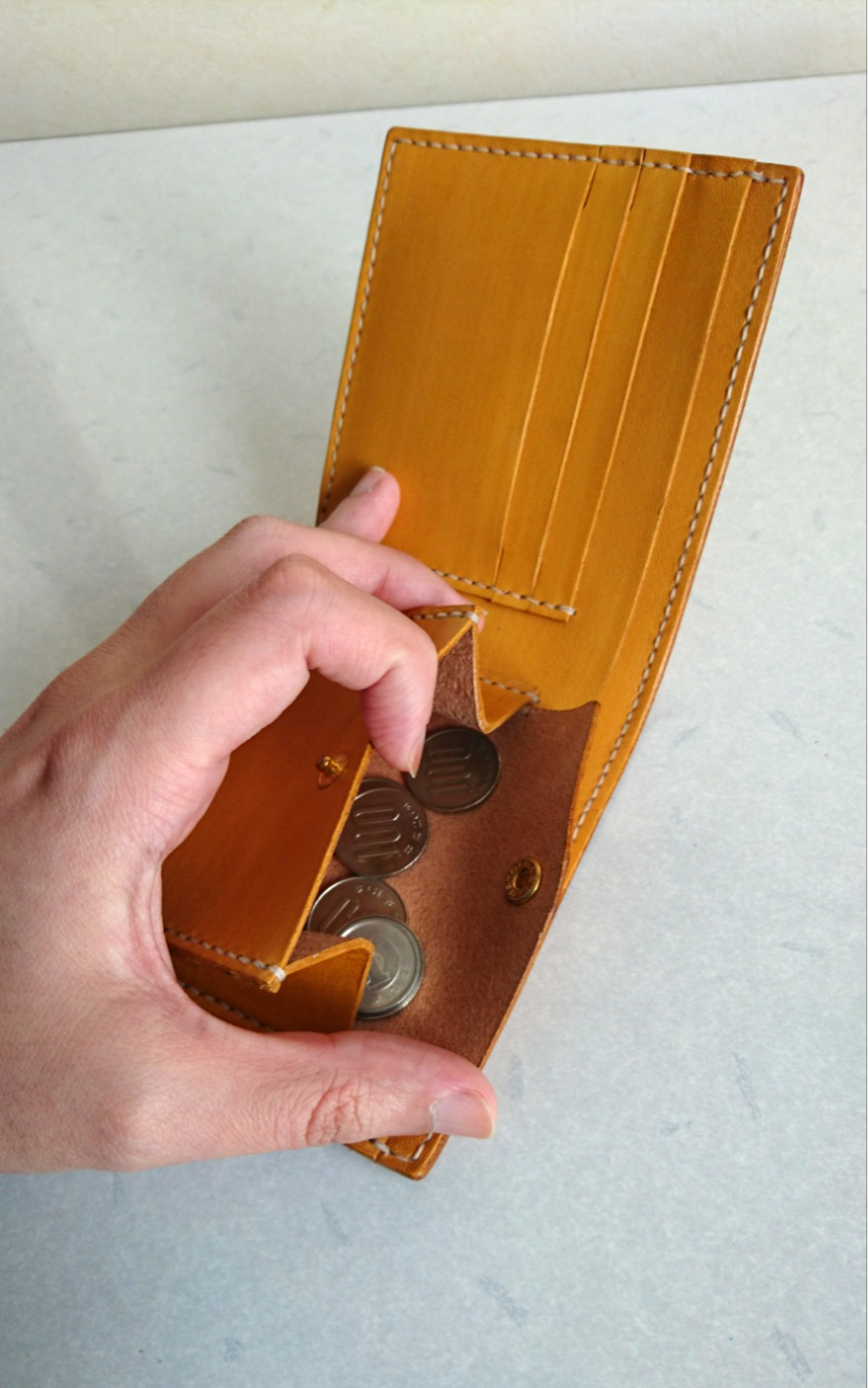 牛革手染めの二つ折り財布