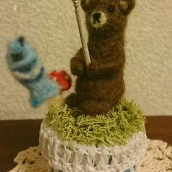 【送料無料】羊毛フェルトの小物入れ~釣り好きクマさん~ 1枚目の画像