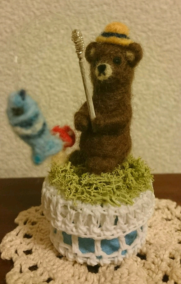 【送料無料】羊毛フェルトの小物入れ~釣り好きクマさん~ 1枚目の画像