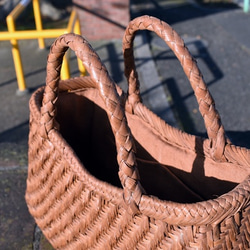 山葡萄籠バッグ | 半月型網代編み | 中布と内ポケット付き | 2019新商品 3枚目の画像