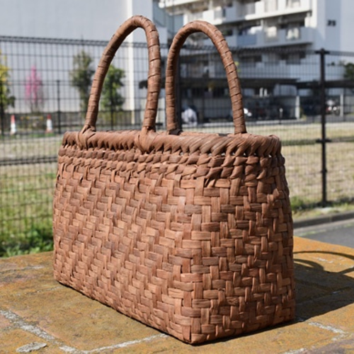 山葡萄かごバッグ 連続枡網代編み　チャーム付き　内ポケット付き中布　A4サイズ可 山葡萄かごバッグ 連続枡網代編み チャーム付き 内ポケット付き