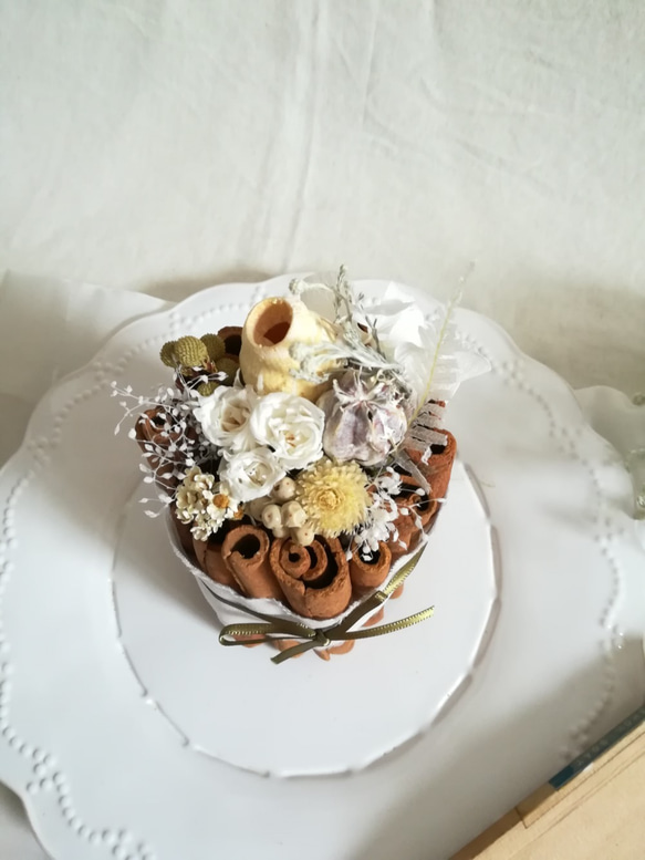 【受注製作】シナモンのflower cake  (プリザーブドフラワー　ドライフラワー　アレンジ　ギフト) 4枚目の画像
