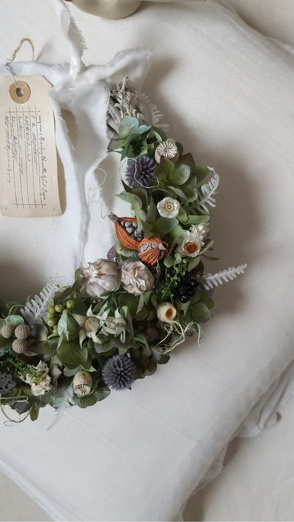 ドライアジサイとアザミのgarden wreath(ドライフラワー、プリザーブドフラワー、グリーン、リース、ギフト) 2枚目の画像