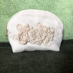 バラのレース編みのポーチS　化粧ポーチ、旅行用のポーチに　ファスナー付き　コットン　 1枚目の画像