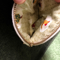 バラのレース編みのポーチSマチ無し　小さなポーチ　薬入れ、カード入れなどに　ファスナー付き　コットン　 4枚目の画像