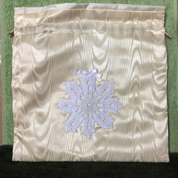 レース編みドイリー付き巾着　プレゼントの袋に旅行用の小分け袋などに　 4枚目の画像