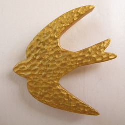 金のツバメ　鳥のブローチ 1枚目の画像