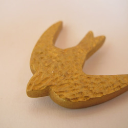 金のツバメ　鳥のブローチ 2枚目の画像