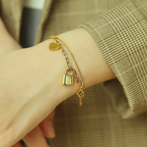052VALENTINO ハート型チャーム付き金色チェーンブレスレット