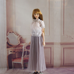 momoko outfit  ブラウス（白）＋シフォンプリーツスカート（薄グレー） 1枚目の画像