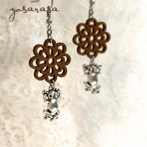 147: 木製のお花とかえるさん／ピアス／イヤリング ピアス（フック